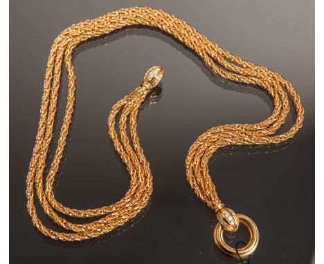 Kordelkette 750 GG (Juwelier Weiland, Mainz), 3 Stränge, an d. Enden jew. m. einem ovalenVerschlussstück besetzt, darauf kl. 