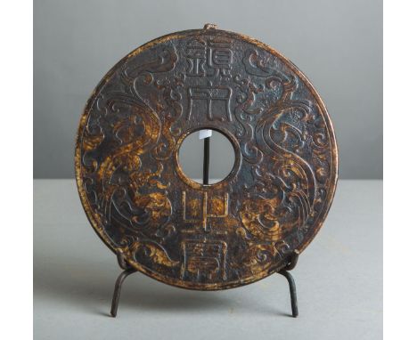 Nephrit-Jade-Scheibe / Bi-Scheibe (China, unbekanntes Alter), reliefartig gearb. m. Darst.von Drachen u. Schriftzeichen, auf 