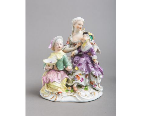 Porzellanfigurengruppe Frau mit zwei Kindern (Meissen, 18. Jh.), auf einem Stuhl sitzendeFrau, auf ihrem Schoß ein kl. Mädche