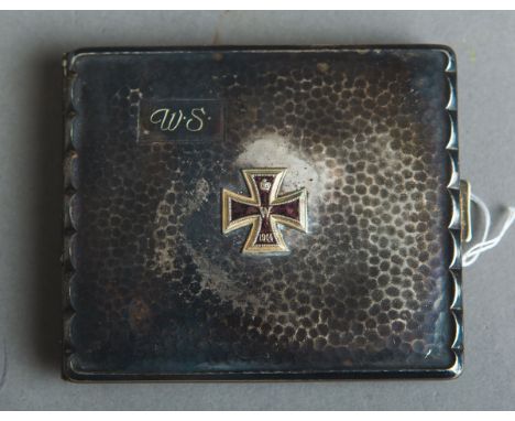 Zigarettenetui (1. WK), Alpacca, m. aufgelegtem Eisernen Kreuz 1914, monogr. "W.S.", Gr.ca. 8 x 9,5 cm (geöffnet ca. 18 cm). 