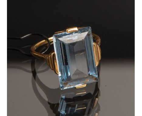 Damenring 585 GG, besetzt m. 1 gr. blauem Farbstein, schwer leserl. gestempelt: 585,Ringgröße: 55, Gewicht ca. 6,51 g. Stein 