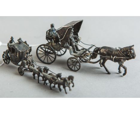 Zwei kleine Modelle von bespannten Kutschen (20. Jh.), je Metall versilbert (Punzen schwerlesbar), 1x Einspänner, Gr. ca. L: 