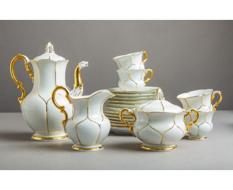 21-teiliges Kaffeeservice (Meissen, 20. Jh.), Porzellan, Dekor weiß/gold, bestehend aus:1x Kaffeekanne m. Deckel, 1x Sahnegie