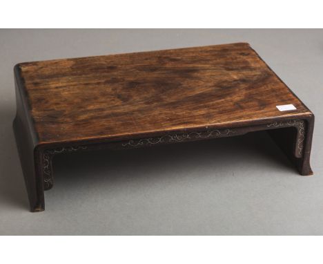 Kleiner Opiumtisch (China), Hartholz, teils m. feiner Metalldraht-Einlage, Gr. ca. H: 12 xB: 47 x T: 30 cm. Altersbed. Gebrau