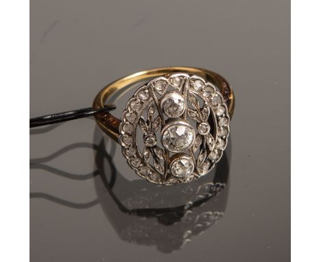 Damenring mit Diamantbesatz (Art déco), Ringschiene 585 GG, Ringkopf oval u. durchbr.gearbeitet, besetzt m. 3 Diamanten im Ol