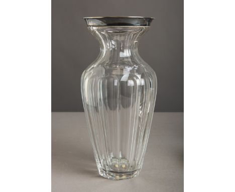 Vase, Kristallglas, leicht ovoide Form, m. eingezogenem Halsstück nach oben trichterförmigauseinandergehend, oberer Abschl. a