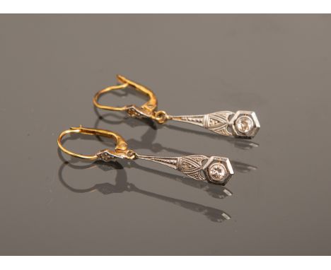 Paar Ohrhänger (Art déco), Platin und GG, je besetzt m. 1 Diamant im Old European Cut vonca. 0.1 ct, L. Anhänger ca. 21 mm, L