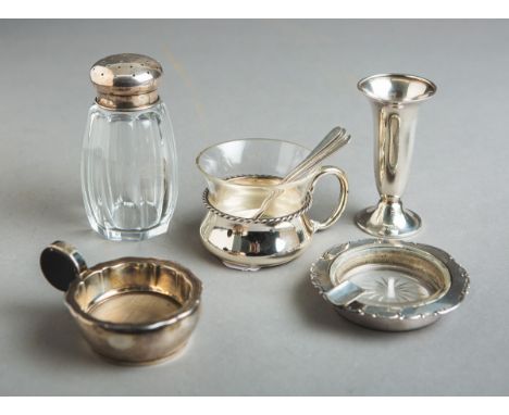 8-teiliges Konvolut von Silberteilen, bestehend aus: 1x kl. tulpenförmige Vase (835er), 1xTeesieb (835er) m. Abtropfschale (8