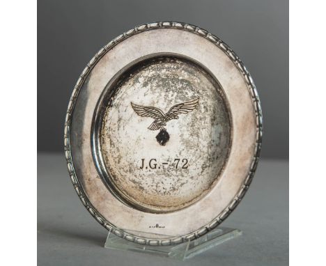 Kleiner Teller (2. WK), Alpacca, m. LW-Adler u. HK, monogr. "J.G. - 72", Gr. ca. Dm: 15cm. Schöne Patina.