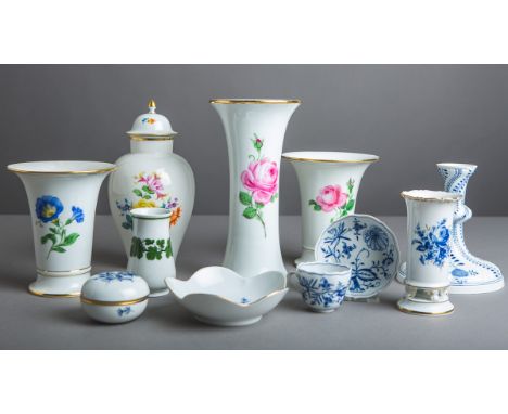 11-teiliges Konvolut von Porzellanteilen (Meissen), bestehend aus: 1x Vase, rote Rose(Pfeifferzeit, 1. Wahl), H. ca. 25 cm, 1