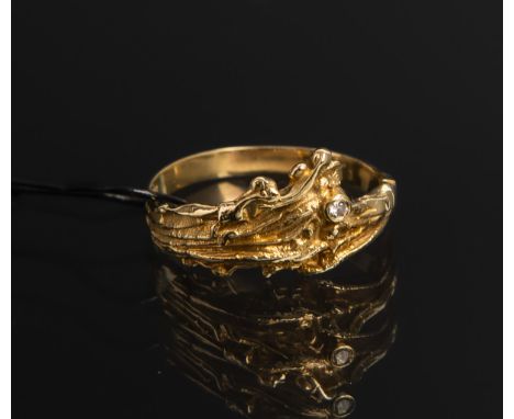 Damenring 585 GG, organische Musterstruktur, besetzt m. 1 kl. Diamant im Brillantschliffvon ca. 0.02 ct, gestempelt: 585 / 0.