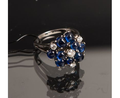 Damenring mit Edelsteinbesatz 750 WG, besetzt m. runden Saphir-Cabochons u. 4 kl.Diamanten im Brillantschliff von zus. ca. 0.