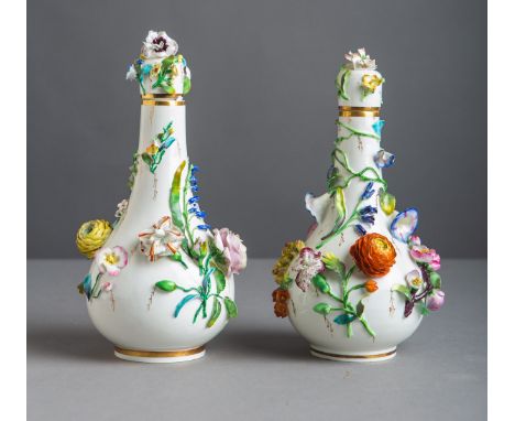 Paar Porzellanvasen in Kalebassen-Form (wohl 2. H. 19. Jh.), m. plastisch aufgelegtenpolychrom bemalten Blüten u. Blumenzierr