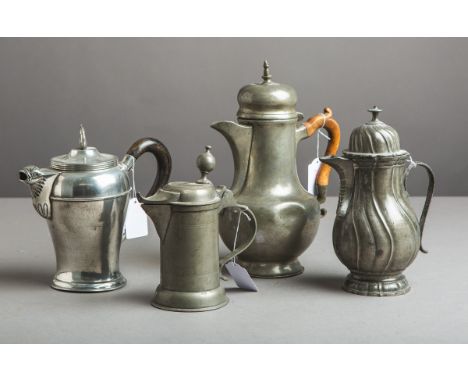 4-teiliges Konvolut von barocken Zinnkannen, 2x m. Holzgriff, H. zw. 18 u. 29 cm. Dellen,ungerader Stand.
