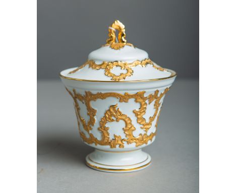 Bonboniere (Meissen, 1. Wahl), weißer Fond m. aufgelegter Prunkvergoldung, H. ca. 18 cm.