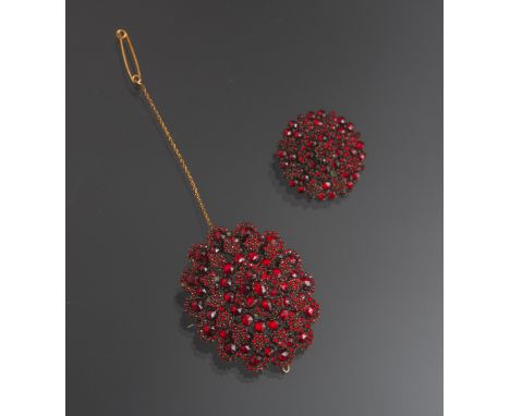 Paar Broschen mit Granatbesatz, 1x gr. Brosche / Anhänger, rs, kl. Glasfenster zum Öffnen,Sicherheitskette m. Sicherheitsnade