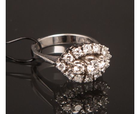 Damenring mit Diamantbesatz 750 WG, besetzt m. 15 Diamanten im Brillantschliff von zus.ca. 1.0 ct, d. Mittelstein ca. 0.27 ct