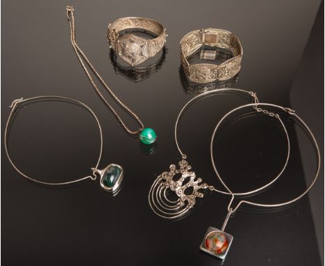6-teiliges Konvolut von Silberschmuck, bestehend aus: 1x Armband m. Elefantendekor, 1xArmreif, 3x Reif m. Anhänger, 1x Kette 