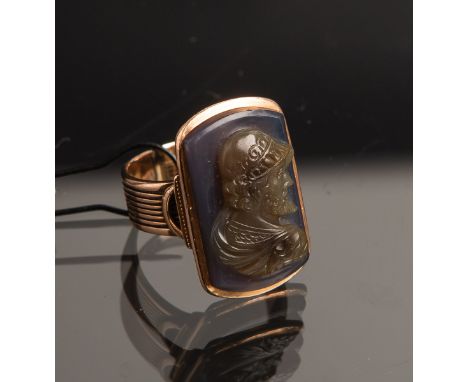 Ring 585 RG, besetzt m. 1 Kamee in Form eines Brustbildes eines antiken Griechen, innens.unleserl. graviert, Ringgröße: 54, G