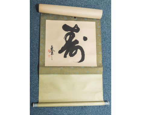 Rollbild (Japan), Tusche/Papier, Kalligrafie, sign., Rolle seitl. m. Porzellan-Griffen(blau/weiß), Gr. ca. 41 x 45 cm (Bildau