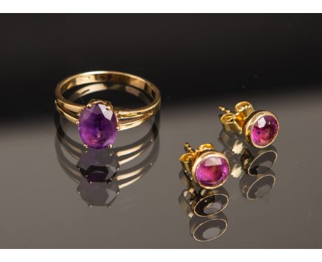 2-teiliges Schmuckset, bestehend aus: Ohrsteckern 585 GG, je besetzt m. 1 violettemFarbstein, Gewicht ca. 1,71 g (ohne Ohrmut