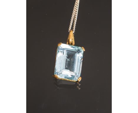Kette mit Anhänger, Kette 750 WG, Anhänger besetzt m. 1 blauem Farbstein (berieben), imMetallfassung, Gewicht Kette ca. 3,22 