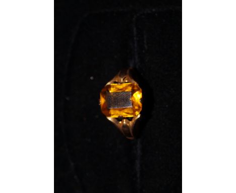 9ct Gold dress ring with large central citrine. Size K