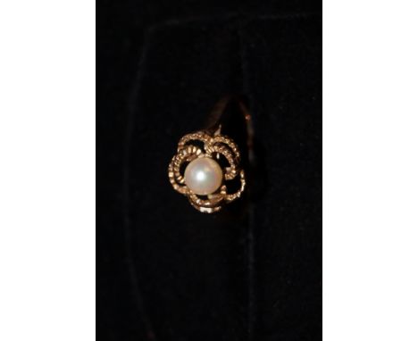 9ct Gold dress ring with central pearl. Size O