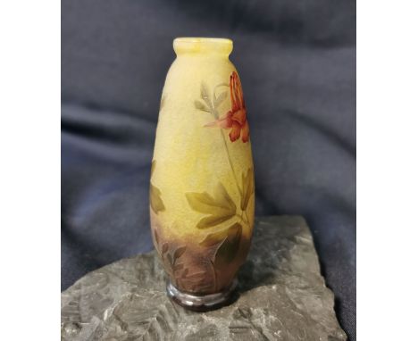 JUGENDSTILVASE mit Akelei-Motiv, Glas, Daum Frères &amp; Cie, Verrerie de Nancy / Frankreich, auf der Wandung gemarkt "Daum N