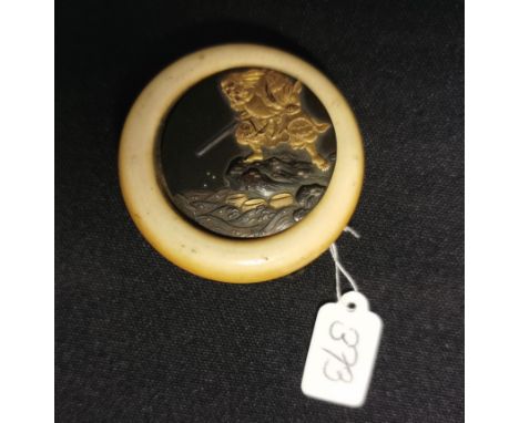 MANJU - NETSUKE: "Samurai", mit montiertem, reliefiertem und partiell vergoldetem Bronzerelief mit der Darstellung eines auf 