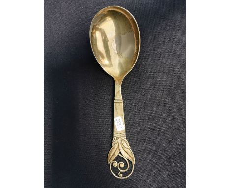 GROSSER ART DÉCO GEMÜSE- ODER KARTOFFELLÖFFEL / VORLEGELÖFFEL, 826er Silber (65 g), Kopenhagen / Dänemark, 1935. Gepunzt mit 