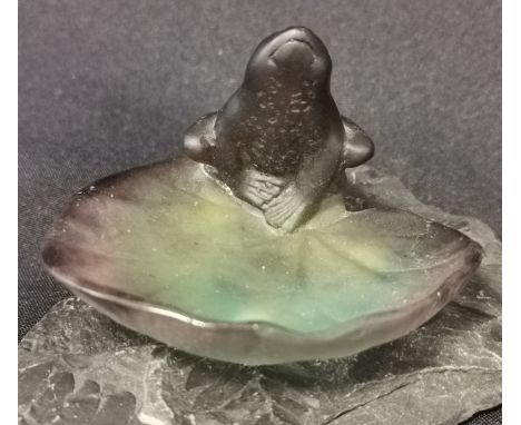 FIGÜRLICHE SCHALE / RINGSCHALE: "Grenouille - Frosch, auf einem Seerosenblatt sitzend", Glas / Pâte de Verre, Daum Frères &am