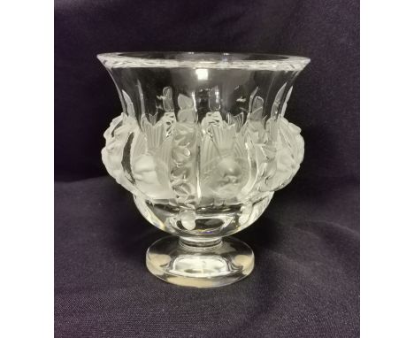 LALIQUE - VASE "DAMPIERRE" mit Spatzendekor, Entwurf 1948. Cristallerie Lalique, Frankreich, 2. Hälfte 20. Jh.; farbloses Kri