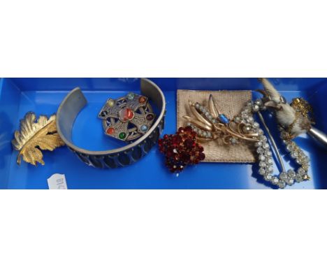 Costume jewellery including vintage brooches, etc.