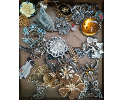 A collection of vintage brooches. 