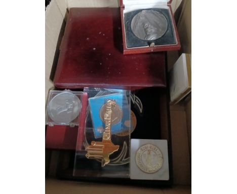 A box of assorted collectables to include medallions, the key to the city of Dallas &amp; a city of Philadelphia commemorativ