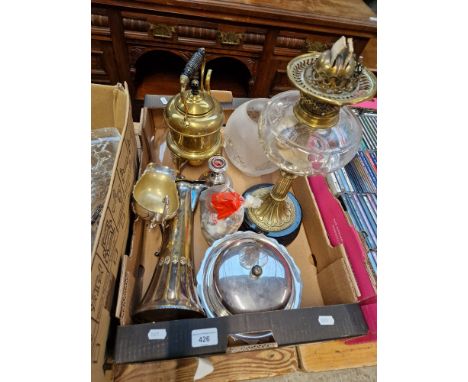 A  box of metal ware containing brass column oil lamp with etched glass bowl, brass kettle on trivet burner, epns claret jug 