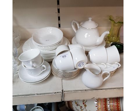 Wedgwood â€˜Strawberry and Vineâ€™ design bone china tableware - 4 plates 28.5cm, 4 plates 22.5cm, 4 bowls 17cm and 2 cups an