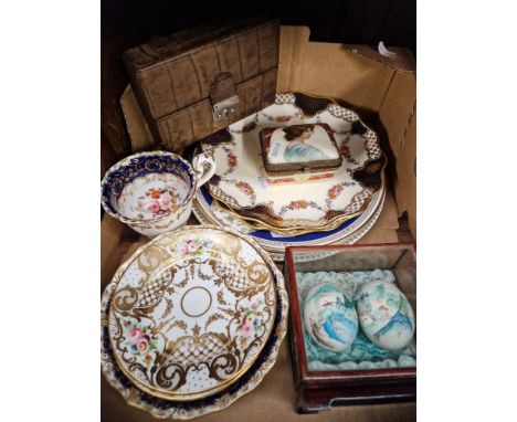 A mixed lot comprising a floral decorated porcelain, continental porcelain trinket box, two Wedgwood plates, two saucers, a  