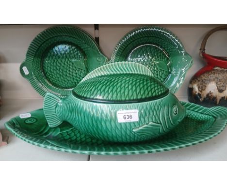 Sarreguemines green glazed majolica fish plates, tureen and platter, made in France.Note:- 6 plates.Condition:- General wear 