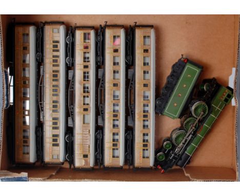 5 early series Hornby Gresley teak coaches and a LNER lined green 'Flying Scotsman' engine and tender (G)