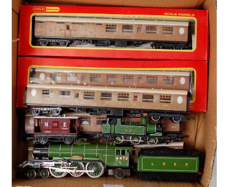 2 boxed, 3 unboxed Hornby Thompson teak coaches (G-BG), a LNER green Flying Scotsman engine and tender (G), and a Mainline cl