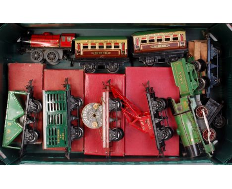 A small tray of Hornby items including 1934-6 green M1 clockwork loco and 3435 tender with green bases missing front coupling