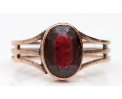 A gold single stone garnet dress ring, with three row band decoration, unmarked, N, 2.1gm. 