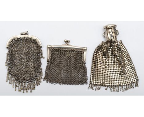 A continental silver chain link purse, 9.5cm, 35gm, together with a French white metal rectangular purse, an accordion openin