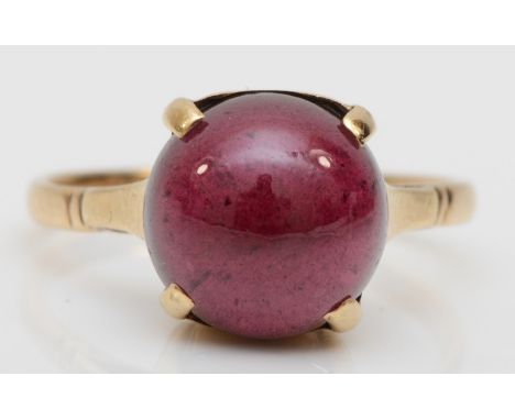 A 9ct gold single stone garnet dress ring, M, 2.5gm.Condition report - the stone is loose in the mount and can freely spin. 