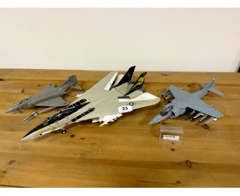 Four diecast models of jet aircraft. Largest is 40cm. Together with a plastic model L. 40cm Some with boxes.