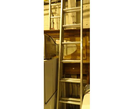 Extending aluminium ladder