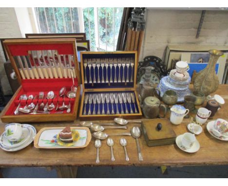 A mixed lot to include silver plated part cutlery set, cased fish servers, other plated items, mixed ceramics and a Chinese l