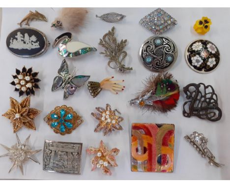 A quantity of vintage brooches to include Mexican Alpaca white metal and abalone brooches, a Wedgwood oval black basalt brooc